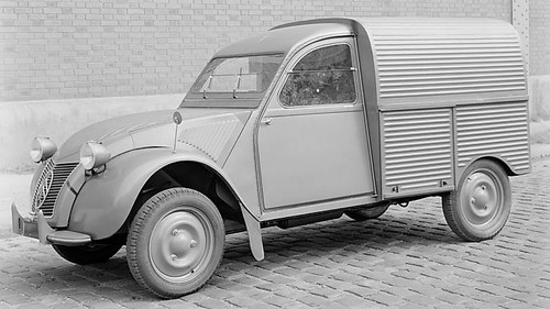 Презентация минивэна Citroen 2CV во время Парижского автомобильного салона 