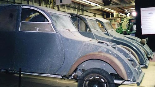 Экспозиция трех уникальных моделей Citroen 2CV